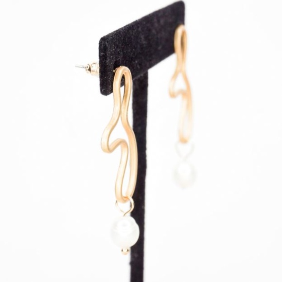 Abstract Matte Gold Pearl Earrings - Picture 3 of 4